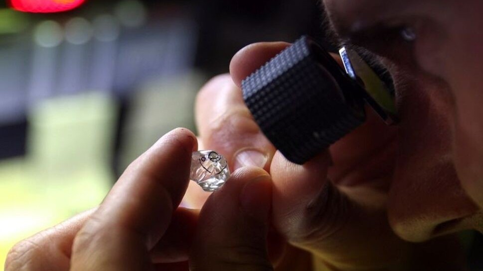 Quốc gia châu Âu quay lưng với kim cương Nga