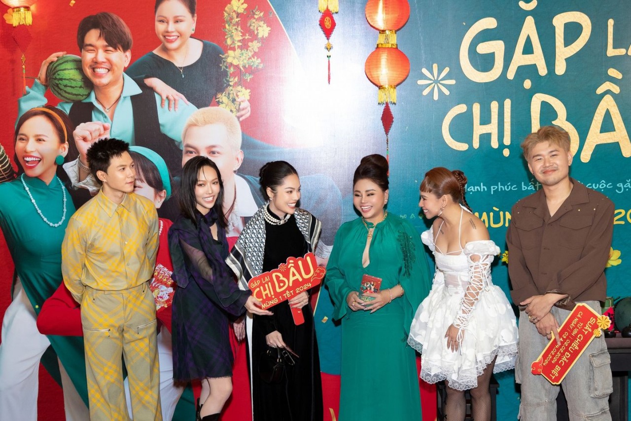 Diễn viên Dương Cẩm Lynh đằm thắm tại lê ra mắt phim Gặp lại chị bầu Diễn viên Dương Cẩm Lynh đằm thắm tại lê ra mắt phim Gặp lại chị bầu