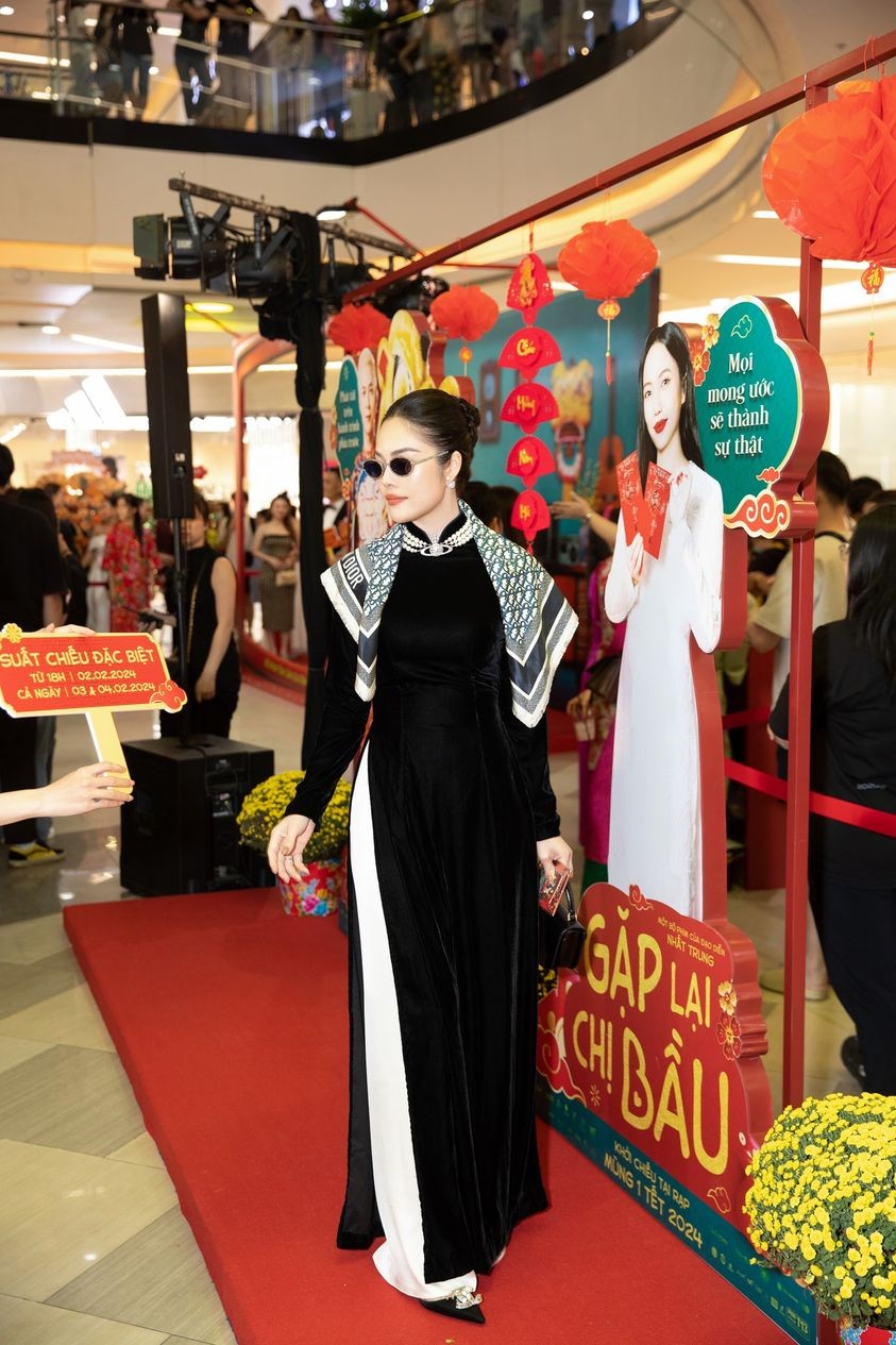 Diễn viên Dương Cẩm Lynh đằm thắm tại lê ra mắt phim Gặp lại chị bầu Diễn viên Dương Cẩm Lynh đằm thắm tại lê ra mắt phim Gặp lại chị bầu