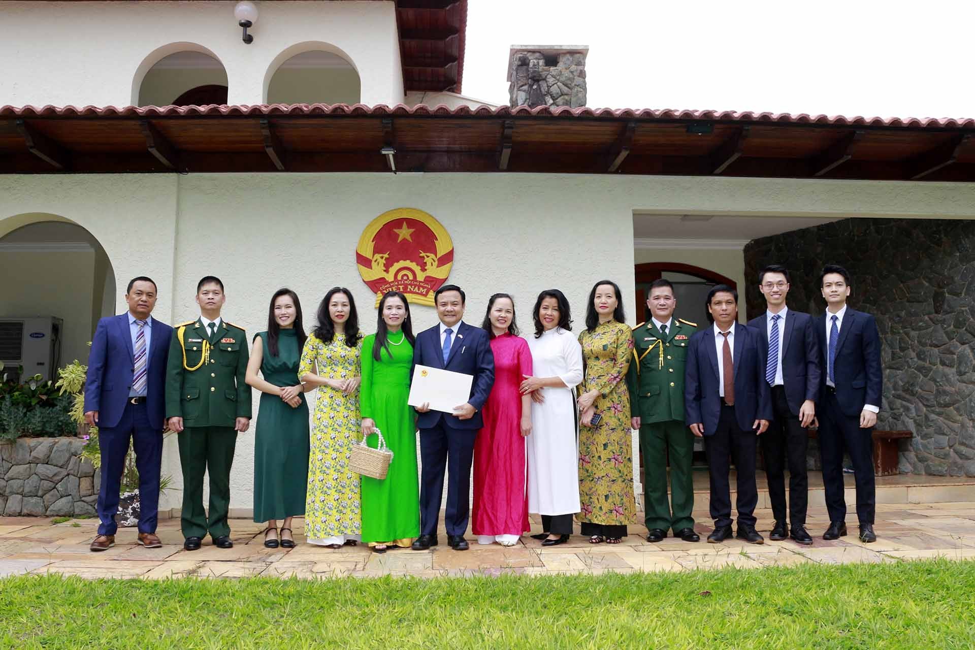 Đại sứ Bùi Văn Nghị và cán bộ, nhân viên Đại sứ quán Việt Nam tại Brazil.