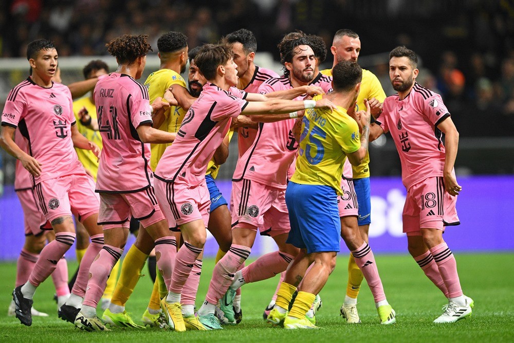 Pha bóng căng thẳng khi Jordi Alba va chạm với Otavio.