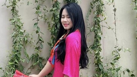 Các cô gái trẻ 'bắt trend' chụp ảnh áo dài đón Tết, 'nhuộm' sắc Xuân khắp phố phường Hà Nội