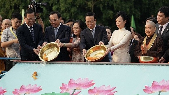 Xuân Quê hương 2024: Chủ tịch nước Võ Văn Thưởng cùng đoàn kiều bào thực hiện nghi thức thả cá chép tại Bến Nhà Rồng