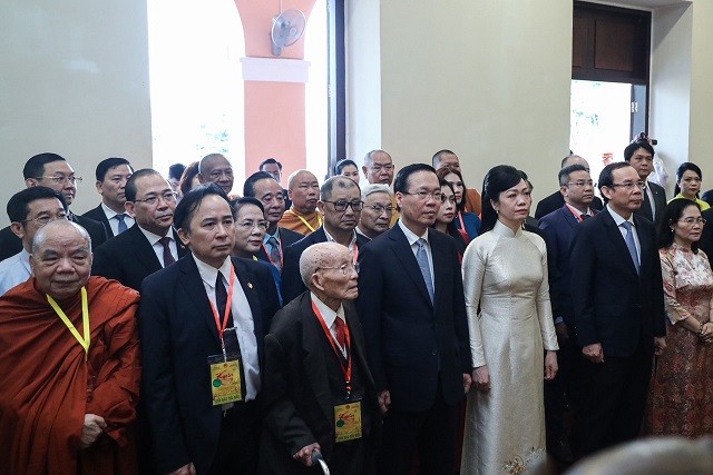 Xuân Quê hương 2024: Chủ tịch nước Võ Văn Thưởng cùng đoàn kiều bào đã thực hiện nghi thức thả cá chép 'tiễn ông Công, ông Táo' Xuân Quê hương 2024: Chủ tịch nước Võ Văn Thưởng cùng đoàn kiều bào thực hiện nghi thức thả cá chép tại Bến Nhà Rồng