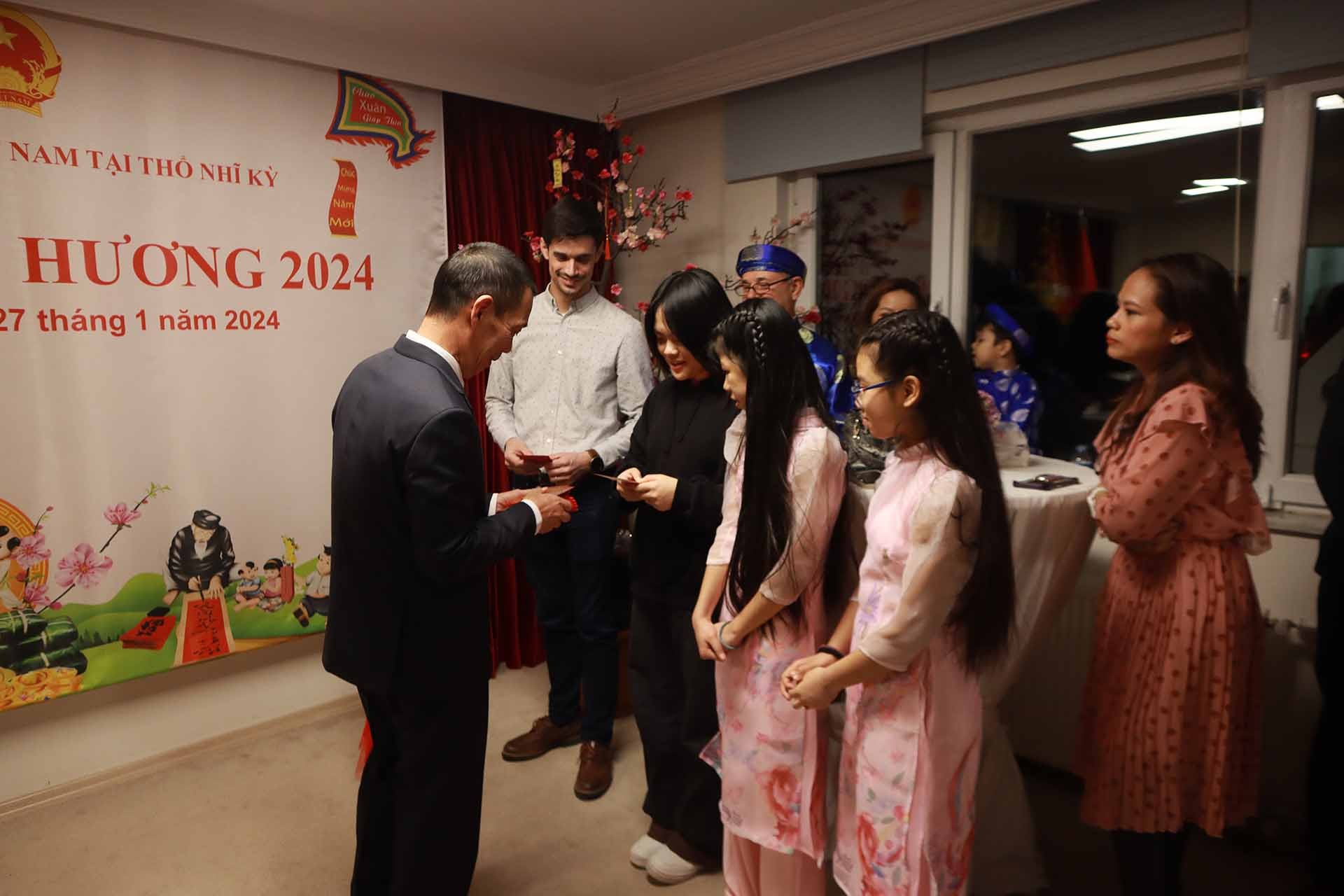 Đại sứ Đỗ Sơn Hải lì xì đầu năm cho bà con cộng đồng. Đại sứ Đỗ Sơn Hải lì xì đầu năm cho bà con cộng đồng.