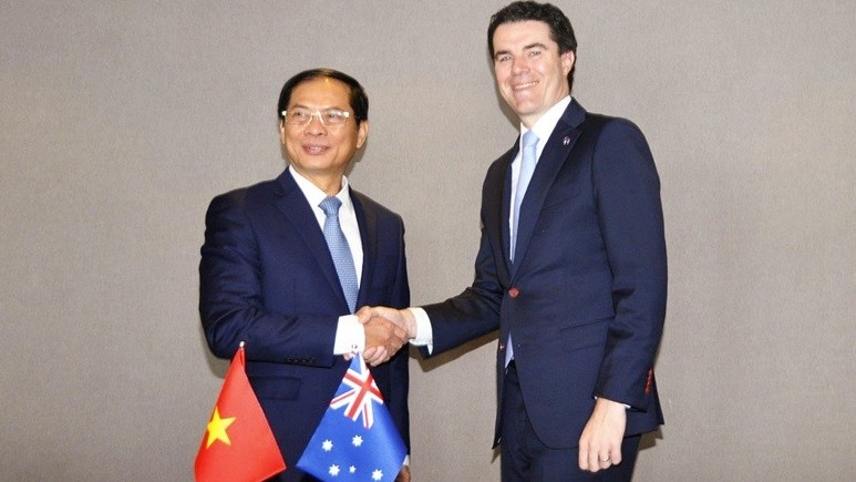 Bộ trưởng Ngoại giao Bùi Thanh Sơn gặp Đồng Bộ trưởng Ngoại giao Australia Tim Watts