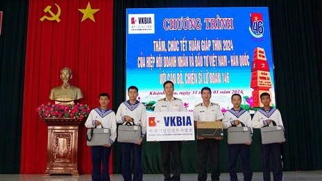 Chương trình 'Tết với biển đảo quê hương' đến với cán bộ, chiến sĩ Vùng 4 Hải quân