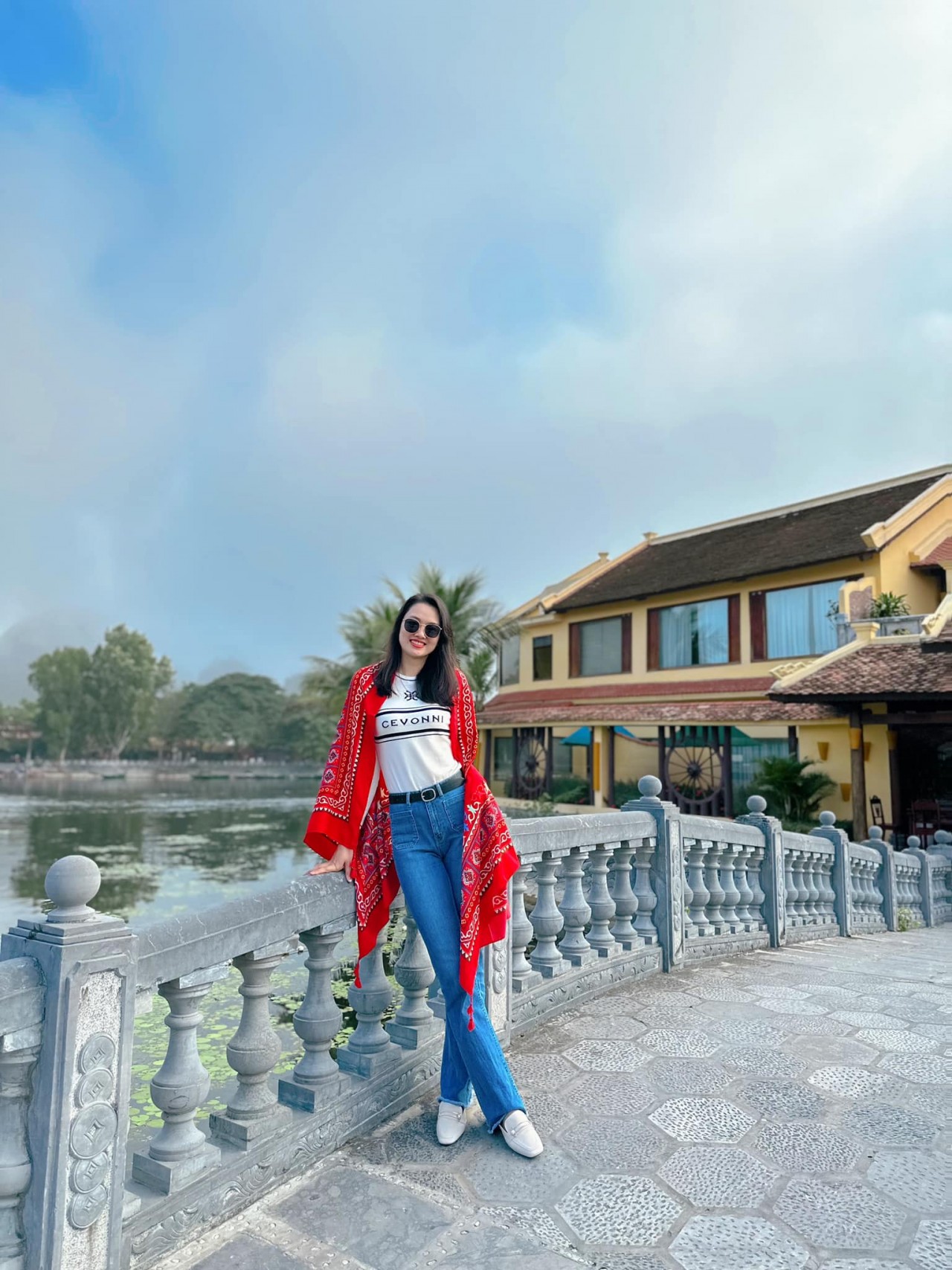 Hoa khôi bóng chuyền Thu Hoài đẹp rạng rỡ