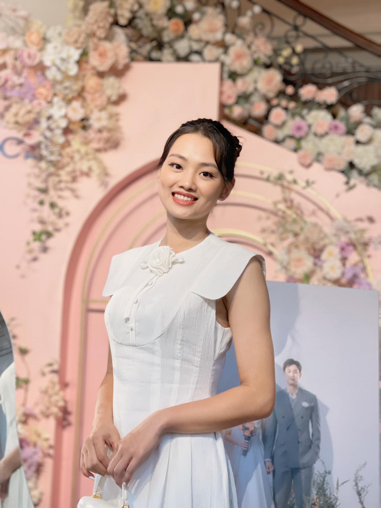 Hoa khôi bóng chuyền Thu Hoài đẹp rạng rỡ