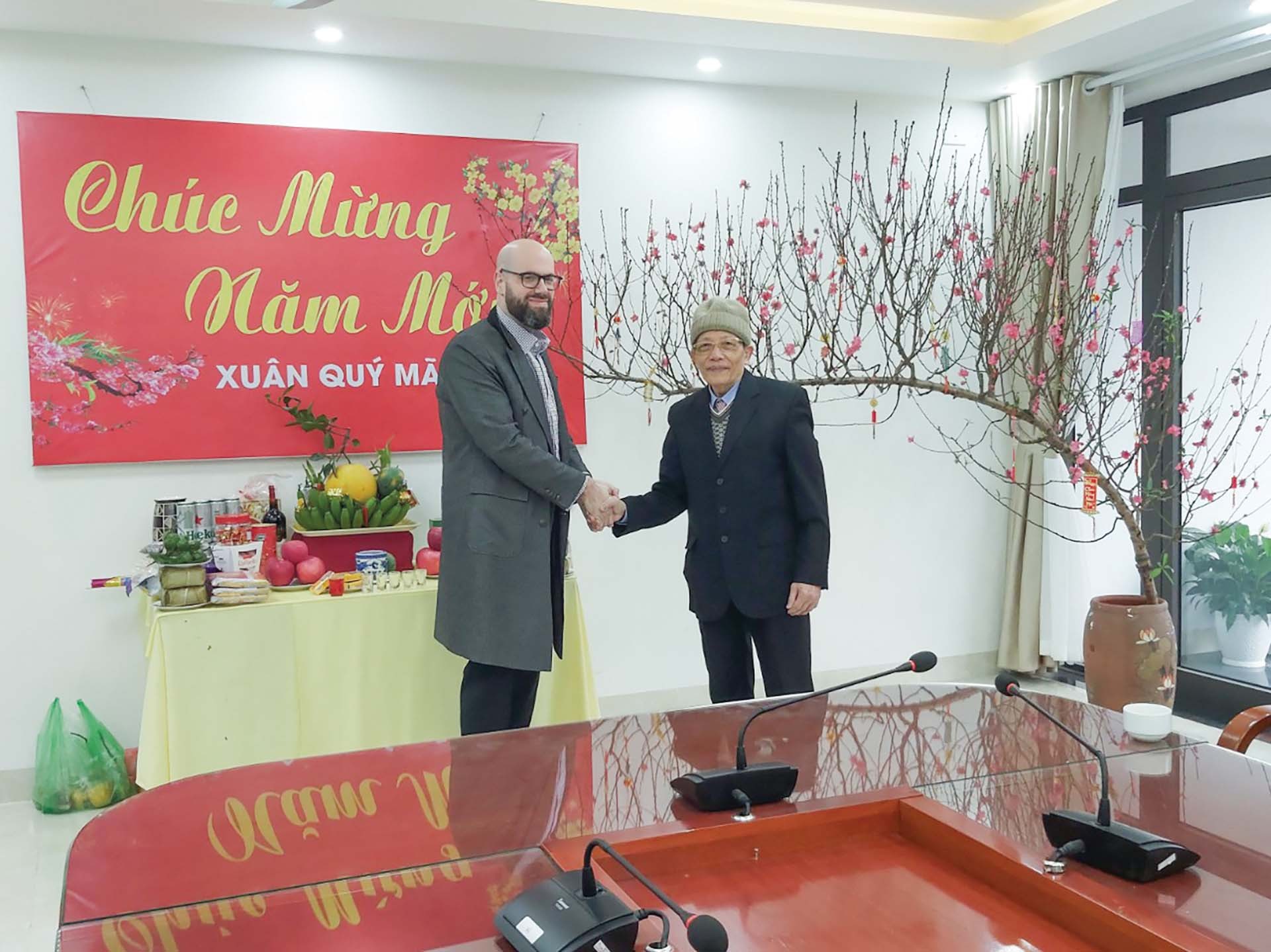 Đại diện Thường trực Ban liên lạc Cựu chiến binh Ban liên hợp quân sự trại Davis và anh Amiad Horowitz, Ủy viên Ủy ban Đối ngoại Đảng Cộng sản Mỹ. (Ảnh: TGCC)