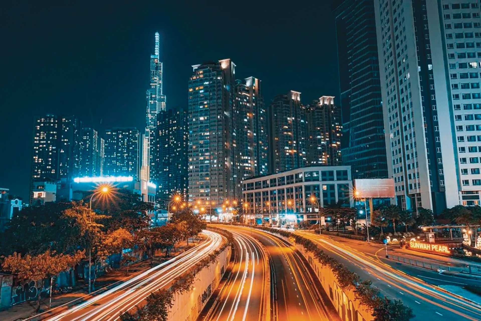 Việt Nam cần tiếp tục tăng cường đầu tư phát triển cơ sở hạ tầng và hướng ưu tiên vào giảm lượng khí thải carbon. (Nguồn: Vietnam Insider) Việt Nam cần tiếp tục tăng cường đầu tư phát triển cơ sở hạ tầng và hướng ưu tiên vào giảm lượng khí thải carbon. (Nguồn: Vietnam Insider)