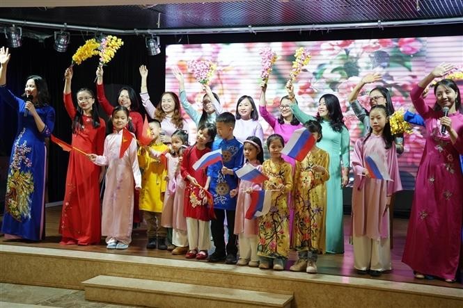 Tiết mục văn nghệ do các cán bộ và phu nhân Đại sứ quán Việt Nam tại LB Nga biểu diễn. Ảnh: TTXVN Tiết mục văn nghệ do các cán bộ và phu nhân Đại sứ quán Việt Nam tại LB Nga biểu diễn. Ảnh: TTXVN