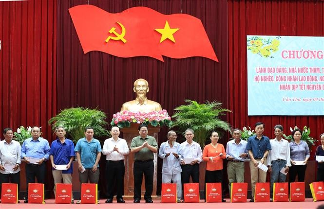 Thủ tướng Phạm Minh Chính tặng quà đối tượng chính sách, người có hoàn cảnh khó khăn trên địa bàn thành phố Cần Thơ. Ảnh: Văn Điệp – TTXVN Thủ tướng Phạm Minh Chính tặng quà đối tượng chính sách, người có hoàn cảnh khó khăn trên địa bàn thành phố Cần Thơ. Ảnh: Văn Điệp – TTXVN