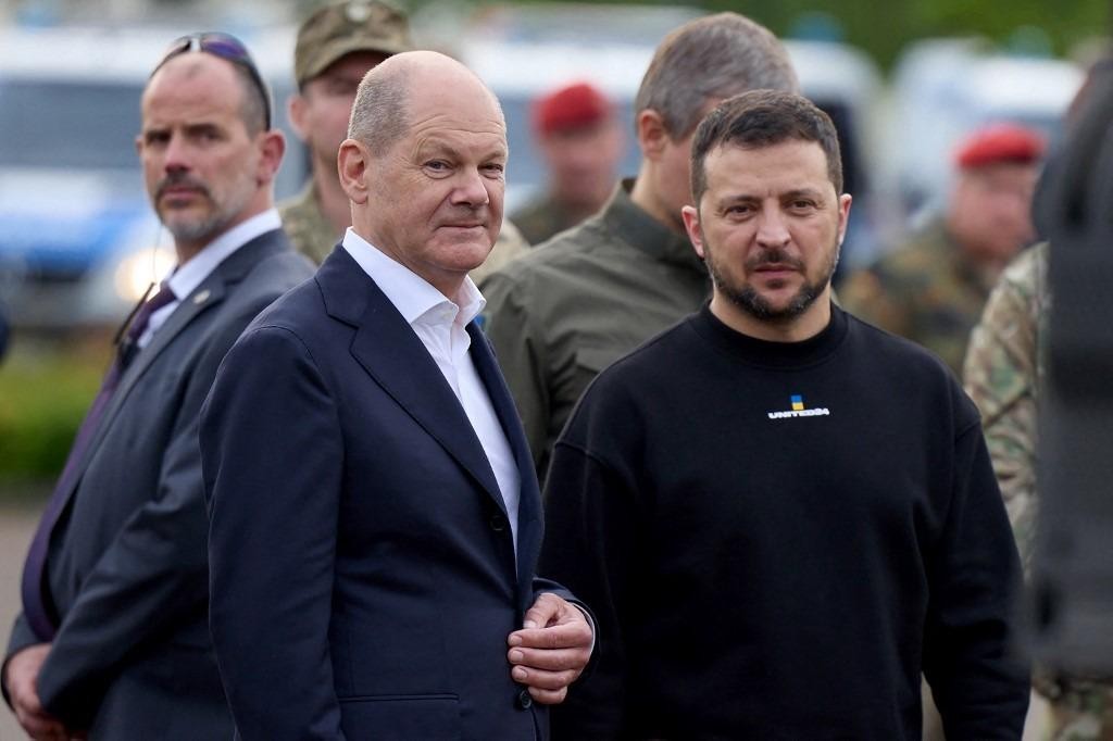 Thủ tướng Đức Olaf Scholz (giữa) và Tổng thống Ukraine Volodymyr Zelensky (phải) đến thăm một căn cứ quân sự ở Aachen, miền Tây nước Đức, nơi các quân nhân Ukraine đang được huấn luyện. (Nguồn: AFP) Thủ tướng Đức Olaf Scholz (giữa) và Tổng thống Ukraine Volodymyr Zelensky (phải) đến thăm một căn cứ quân sự ở Aachen, miền Tây nước Đức, nơi các quân nhân Ukraine đang được huấn luyện. (Nguồn: AFP)