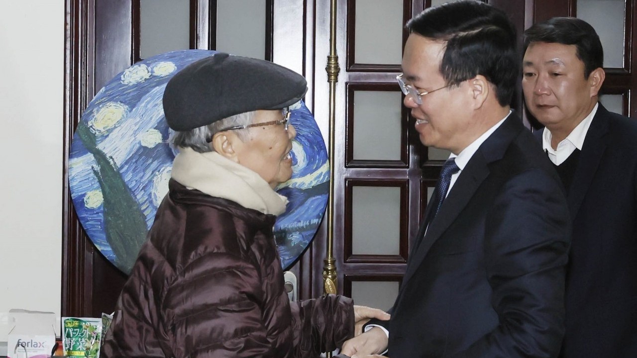 Chủ tịch nước Võ Văn Thưởng dâng hương tưởng nhớ các cố lãnh đạo Đảng và Nhà nước, chúc Tết các đồng chí nguyên lãnh đạo Đảng, Nhà nước