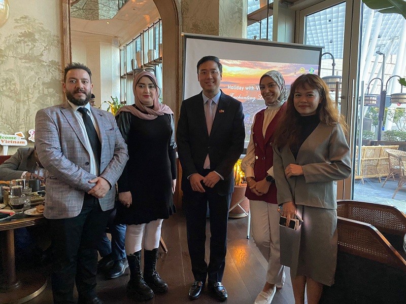 Ảnh 3 - Đại sứ Ngô Toàn Thắng (giữa), bà Candice Trần - đại diện công ty Vietravel (ngoài cùng bên phải) chụp ảnh cùng một số khách mời tại buổi toạ đàm Ảnh 3 - Đại sứ Ngô Toàn Thắng (giữa), bà Candice Trần - đại diện công ty Vietravel (ngoài cùng bên phải) chụp ảnh cùng một số khách mời tại buổi toạ đàm