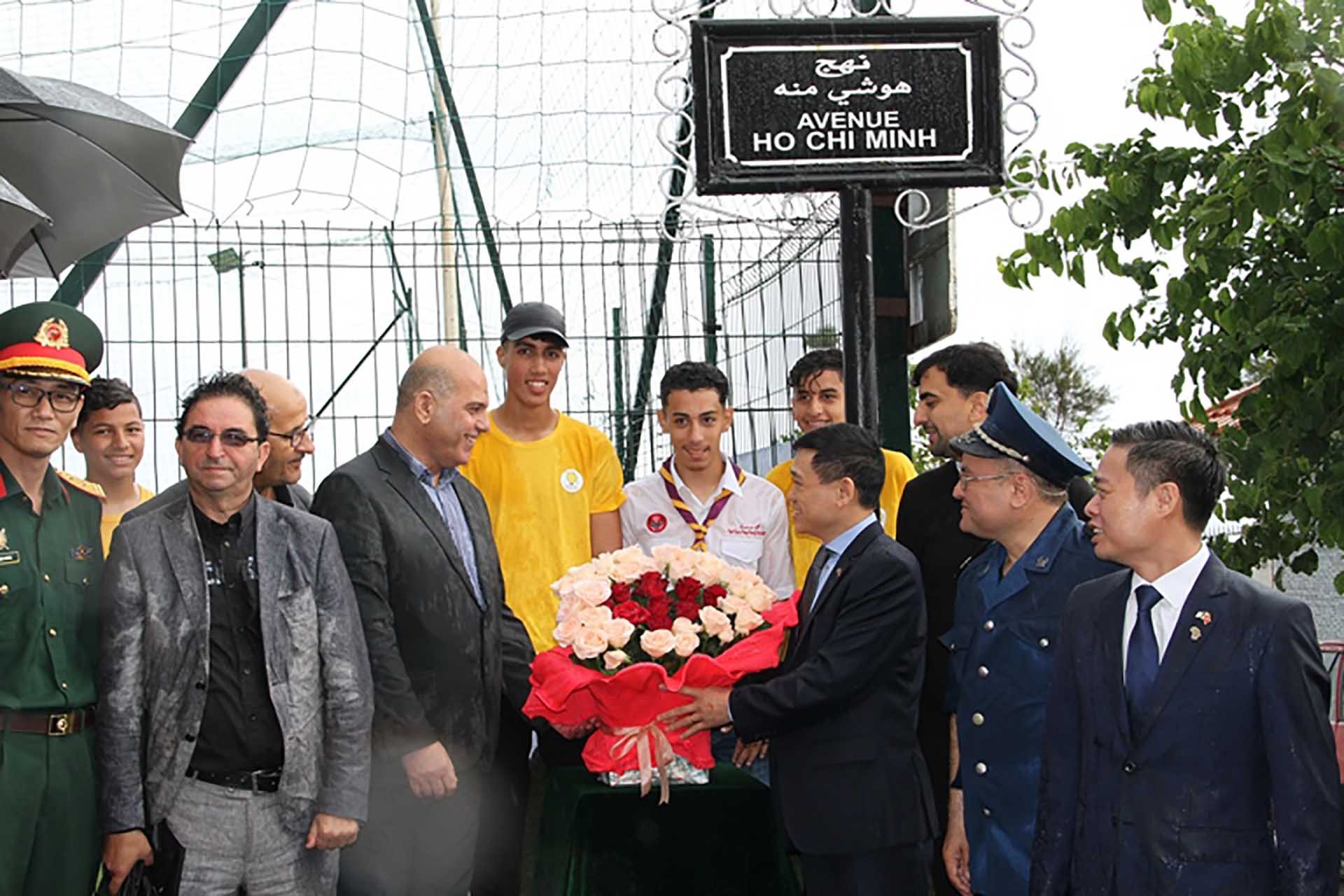 Đại sứ Trần Quốc Khánh và chính quyền sở tại dâng hoa tại Đại lộ Hồ Chí Minh. Đại sứ Trần Quốc Khánh và chính quyền sở tại dâng hoa tại Đại lộ Hồ Chí Minh.