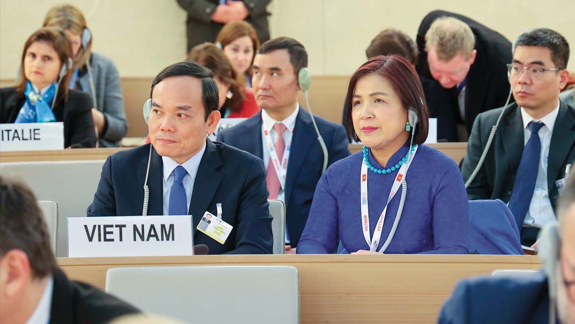 Một Việt Nam vững vàng ‘tỏa sáng’ trong những guồng quay