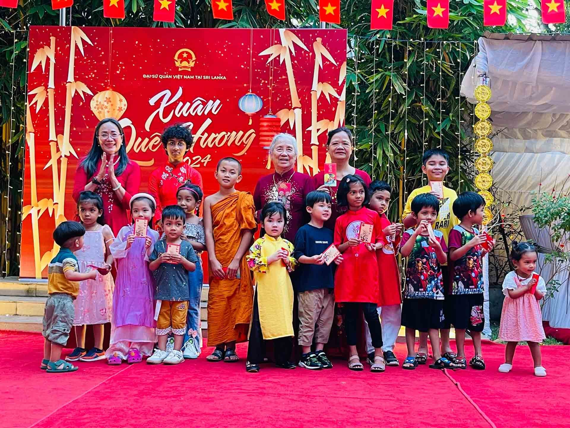 Đại sứ Hồ Thị Thanh Trúc mừng tuổi cộng đồng.