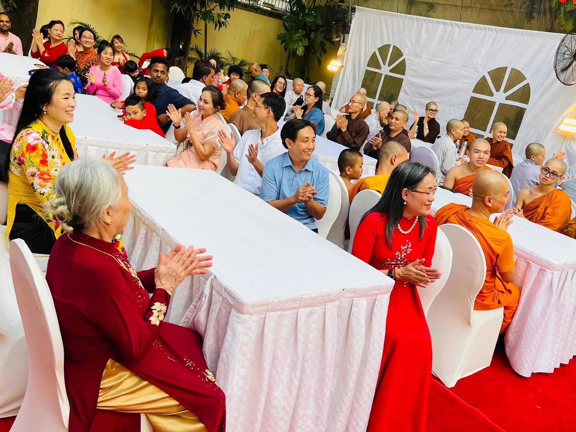 Cộng đồng tham dự chương trình Xuân quê hương.