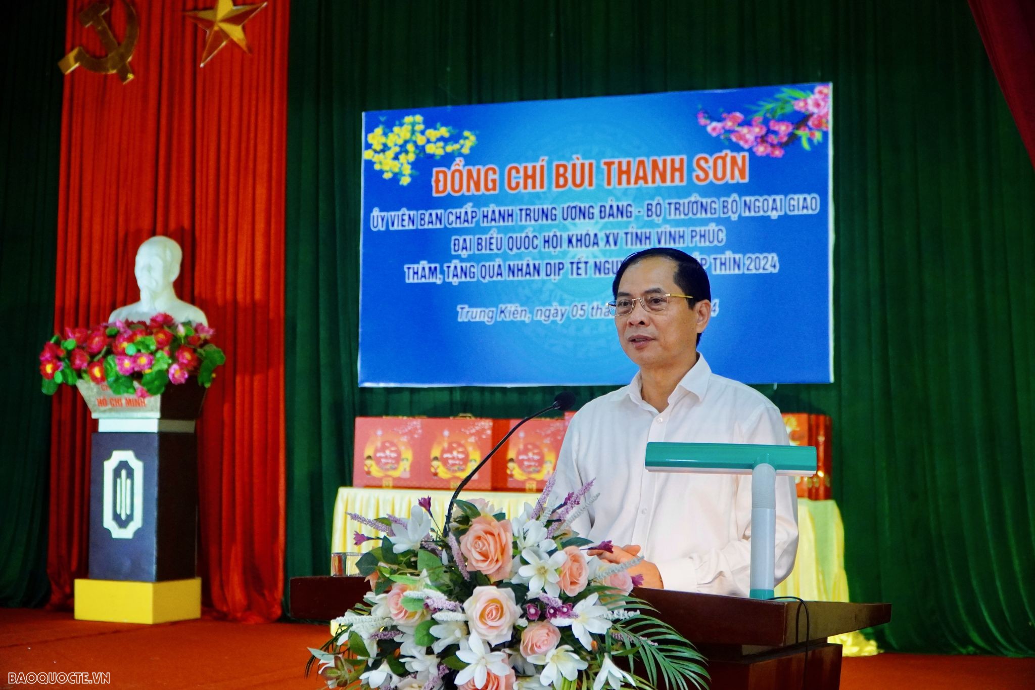 Bộ trưởng Ngoại giao Bùi Thanh Sơn thăm, tặng quà Tết tại tỉnh Vĩnh Phúc Bộ trưởng Ngoại giao Bùi Thanh Sơn thăm, tặng quà Tết tại tỉnh Vĩnh Phúc