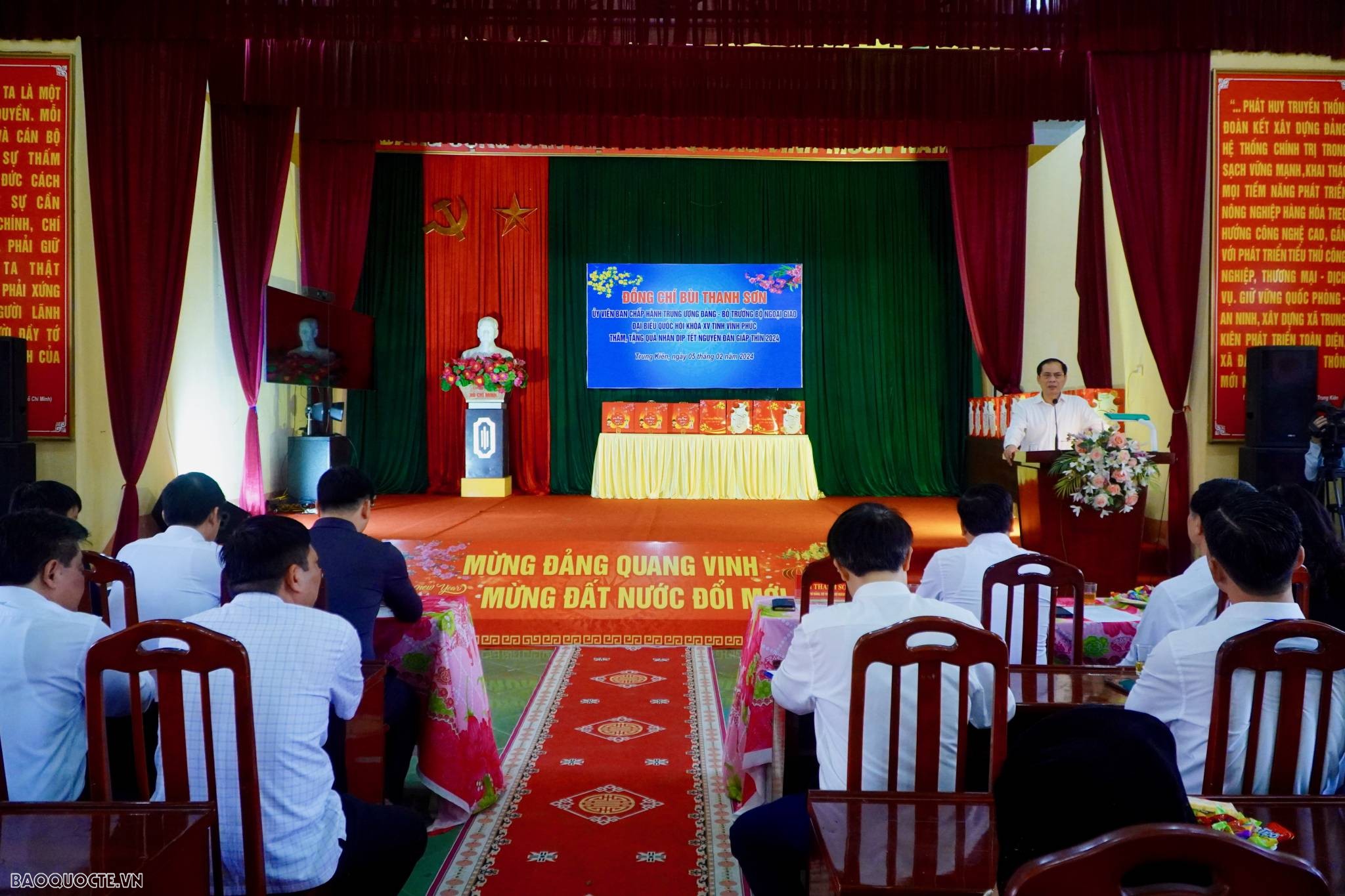 Bộ trưởng Ngoại giao Bùi Thanh Sơn thăm, tặng quà Tết tại tỉnh Vĩnh Phúc Bộ trưởng Ngoại giao Bùi Thanh Sơn thăm, tặng quà Tết tại tỉnh Vĩnh Phúc