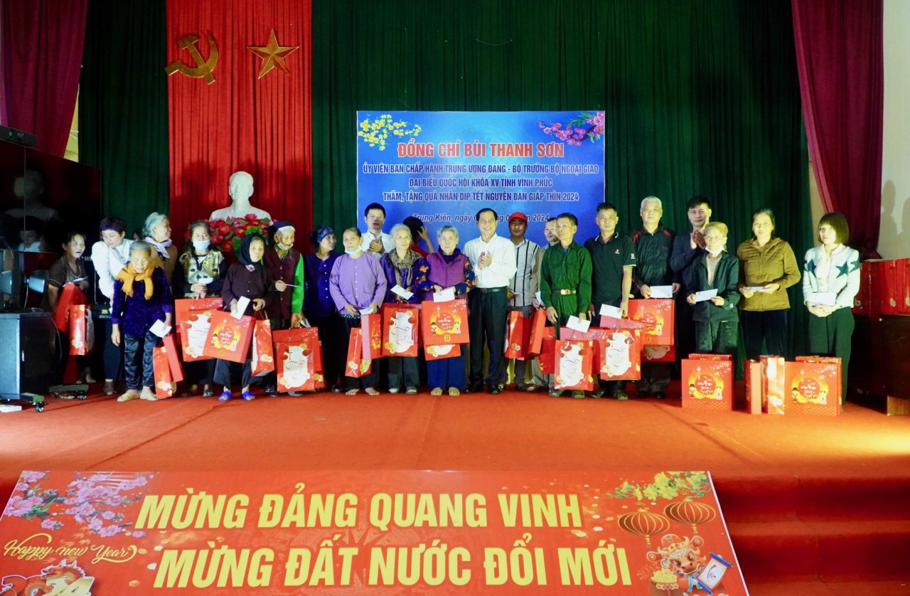 Bộ trưởng Ngoại giao Bùi Thanh Sơn thăm, tặng quà Tết tại tỉnh Vĩnh Phúc Bộ trưởng Ngoại giao Bùi Thanh Sơn thăm, tặng quà Tết tại tỉnh Vĩnh Phúc