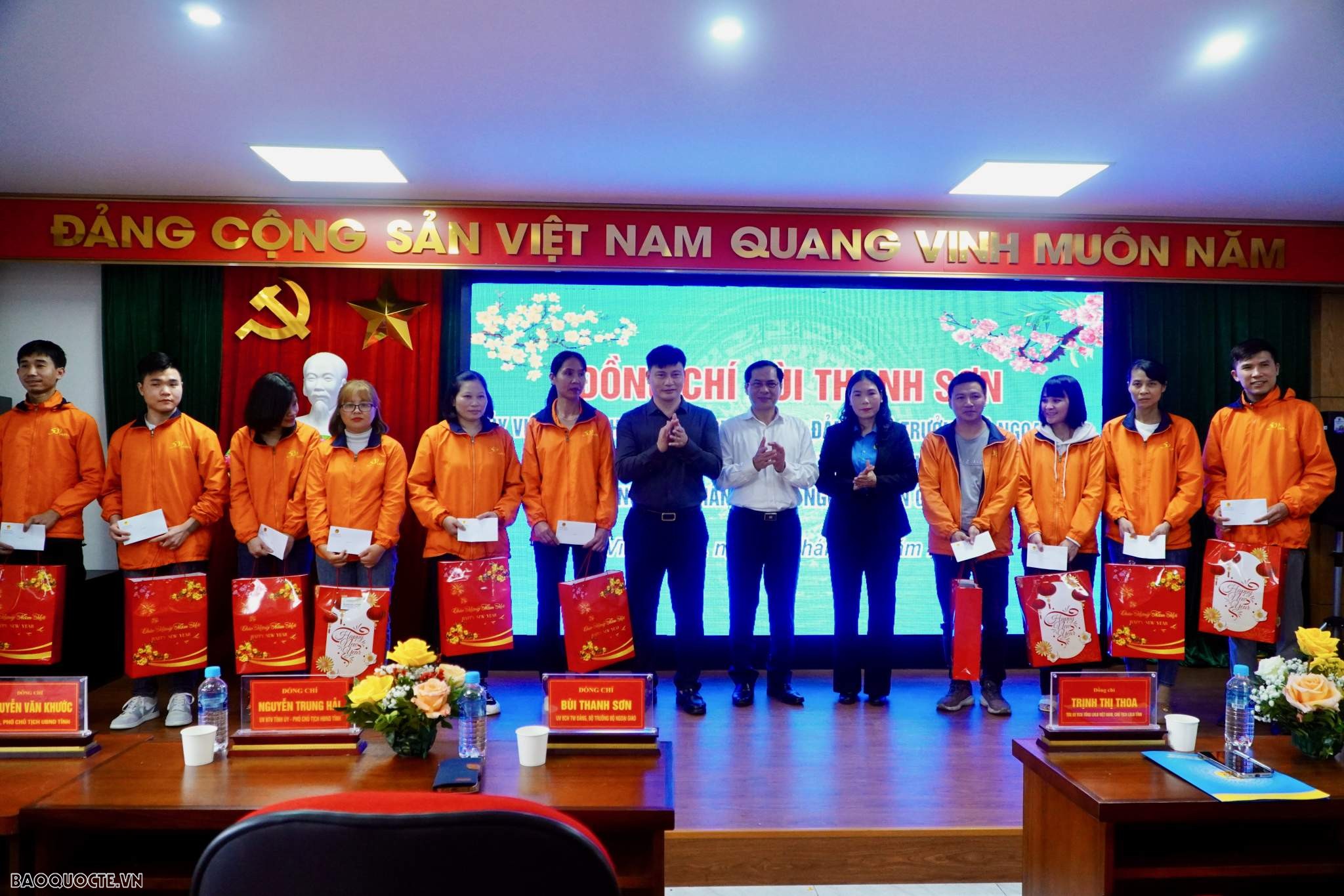 Bộ trưởng Ngoại giao Bùi Thanh Sơn thăm, tặng quà Tết tại tỉnh Vĩnh Phúc Bộ trưởng Ngoại giao Bùi Thanh Sơn thăm, tặng quà Tết tại tỉnh Vĩnh Phúc