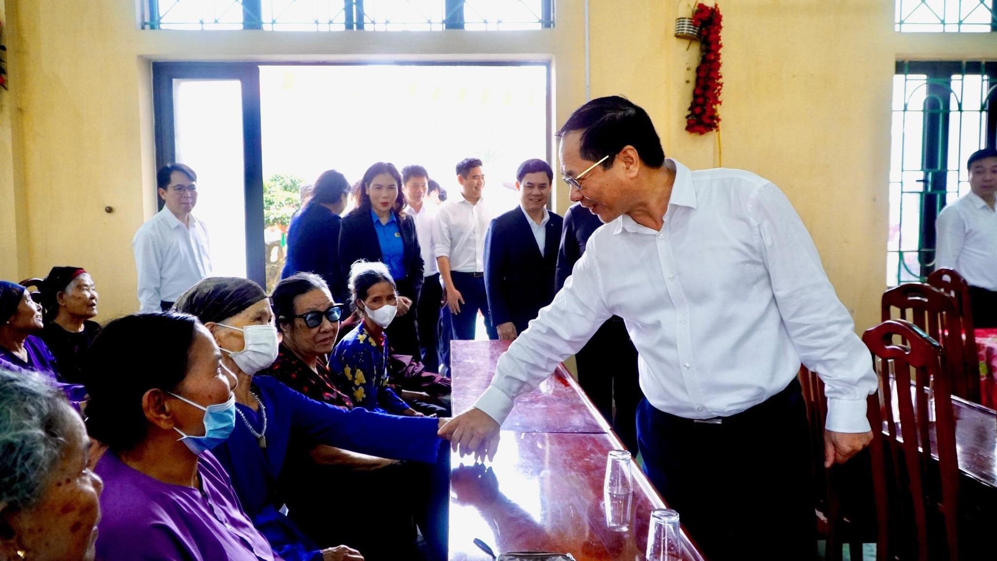 Bộ trưởng Ngoại giao Bùi Thanh Sơn thăm, tặng quà Tết tại tỉnh Vĩnh Phúc