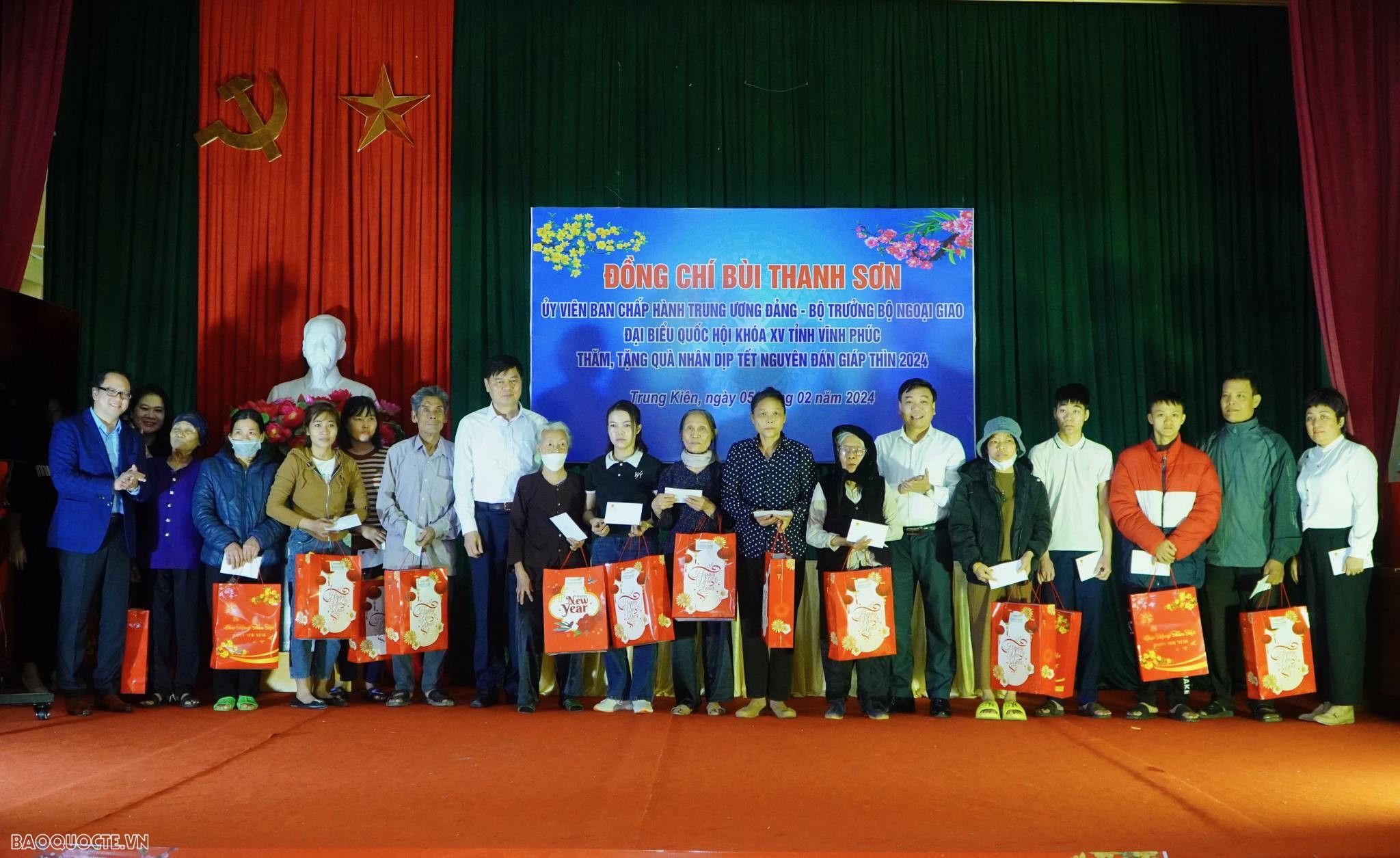 Bộ trưởng Ngoại giao Bùi Thanh Sơn thăm, tặng quà Tết tại tỉnh Vĩnh Phúc Bộ trưởng Ngoại giao Bùi Thanh Sơn thăm, tặng quà Tết tại tỉnh Vĩnh Phúc