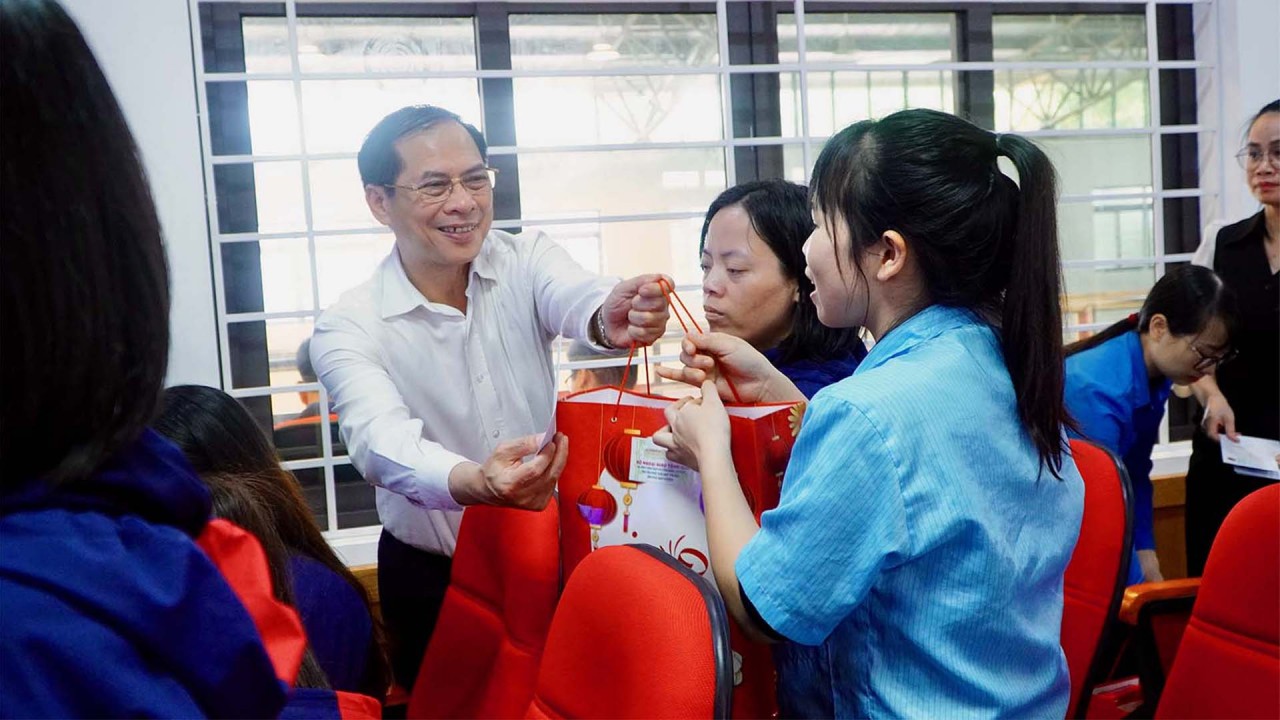 Bộ trưởng Ngoại giao Bùi Thanh Sơn thăm, tặng quà Tết tại tỉnh Vĩnh Phúc Bộ trưởng Ngoại giao Bùi Thanh Sơn thăm, tặng quà Tết tại tỉnh Vĩnh Phúc