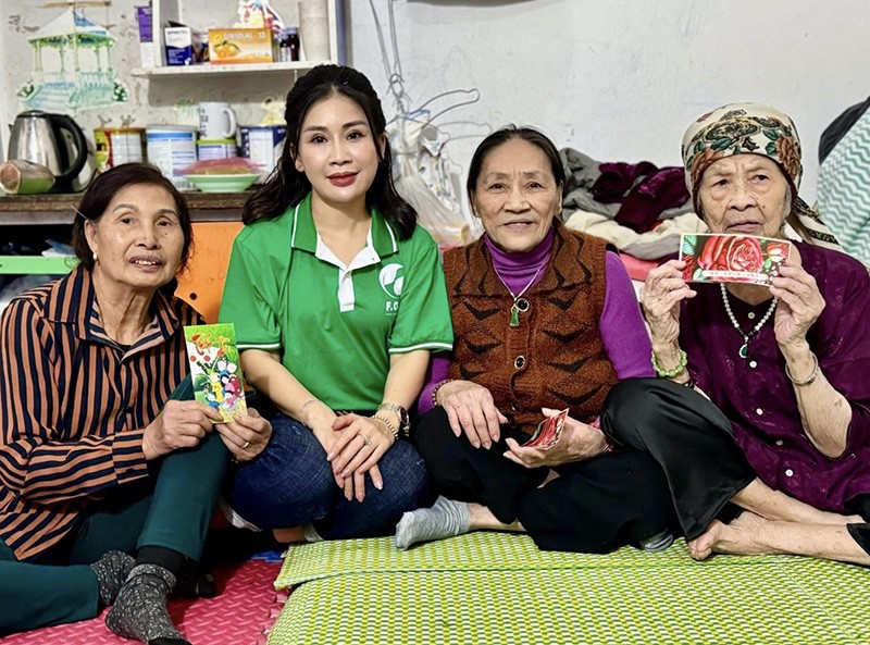 CEO Nguyễn Thu Hồng trao quà cho những người già neo đơn. CEO Nguyễn Thu Hồng trao quà cho những người già neo đơn.
