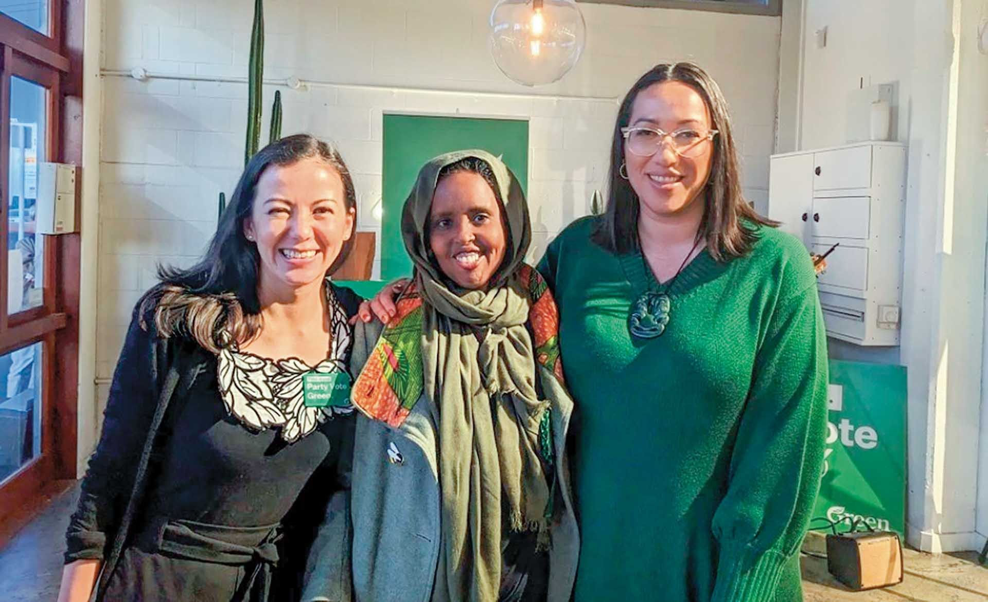 Bà Phạm Thị Ngọc Lan (ngoài cùng, bên trái) cùng các ứng cử viên khác. (Ảnh: Shanti Mathias) Bà Phạm Thị Ngọc Lan (ngoài cùng, bên trái) cùng các ứng cử viên khác. (Ảnh: Shanti Mathias)