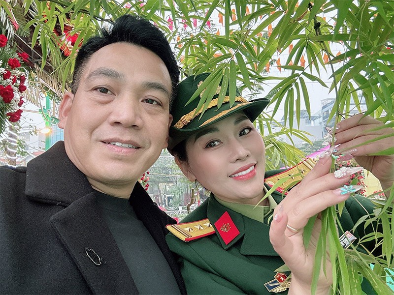 NSƯT Hương Giang cùng Nhà báo Vương Xuân Nguyên. NSƯT Hương Giang cùng Nhà báo Vương Xuân Nguyên.