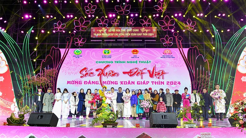 NSƯT Hương Giang cùng Nhà báo Vương Xuân Nguyên tại liveshow “Sắc xuân đất Việt 2024”. NSƯT Hương Giang cùng Nhà báo Vương Xuân Nguyên tại liveshow “Sắc xuân đất Việt 2024”.