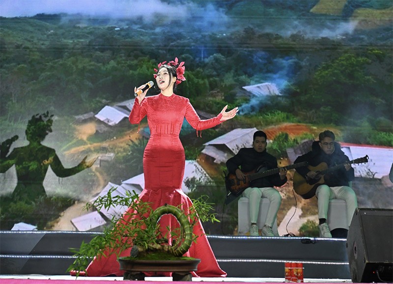 NSƯT Hương Giang biểu diễn tại Chương trình Nghệ thuật “Sắc xuân đất Việt”. NSƯT Hương Giang biểu diễn tại Chương trình Nghệ thuật “Sắc xuân đất Việt”.