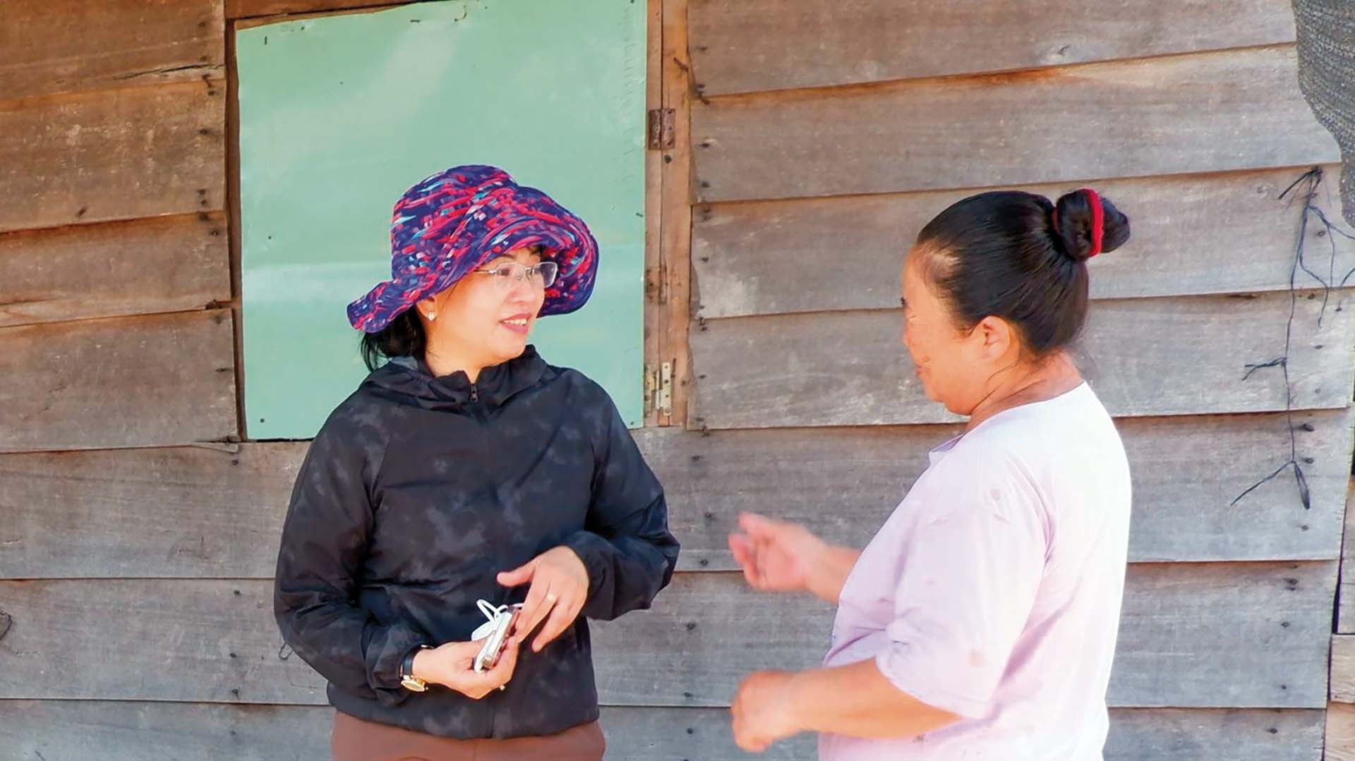 Bí thư huyện ủy Trương Thị Linh thăm hỏi người dân xã biên giới la Đal. (Ảnh: N.K.H)