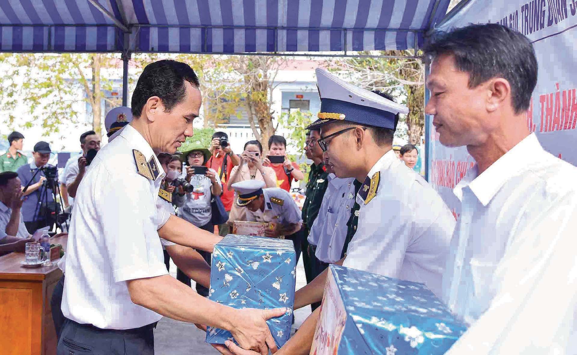 Chở Tết ra đảo Chở Tết ra đảo