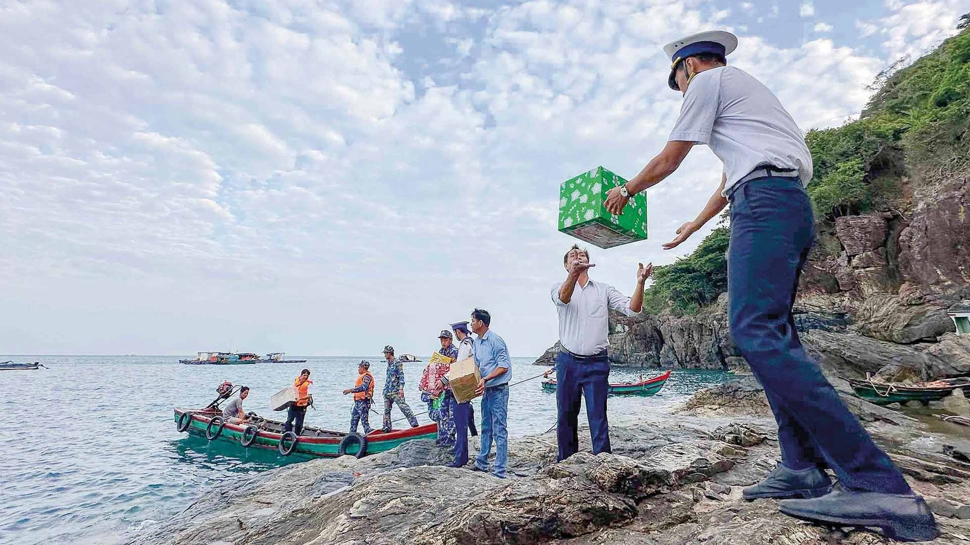 Chở Tết ra đảo