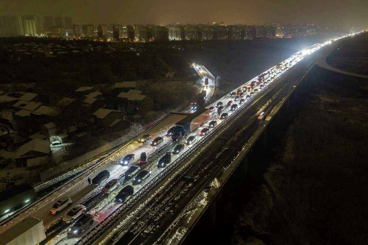 Thời tiết giá rét khắc nghiệt, tuyết rơi dày tại Trung Quốc và Nhật Bản