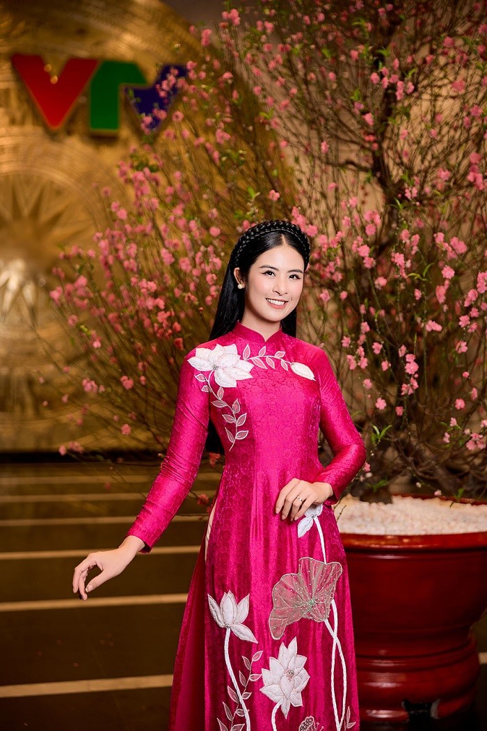 Hoa hậu Ngọc Hân diện áo dài thêu hoa sen do cô thiết kế khi tham dự buổi ghi hình gala Cặp lá yêu thương chủ đề Ghi hình chương trình Tết 2024: Dàn nữ diễn viên truyền hình chọn áo dài sắc Xuân do Hoa hậu Ngọc Hân thiết kết