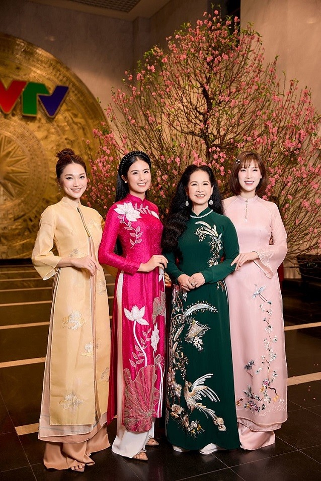 Các nghệ sĩ đều diện áo dài Ngọc Hân khi tham dự chương trình. Hoa hậu Việt Nam 2010 cho biết, cô đồng hành với chương trình Ghi hình chương trình Tết 2024: Dàn nữ diễn viên truyền hình chọn áo dài sắc Xuân do Hoa hậu Ngọc Hân thiết kết