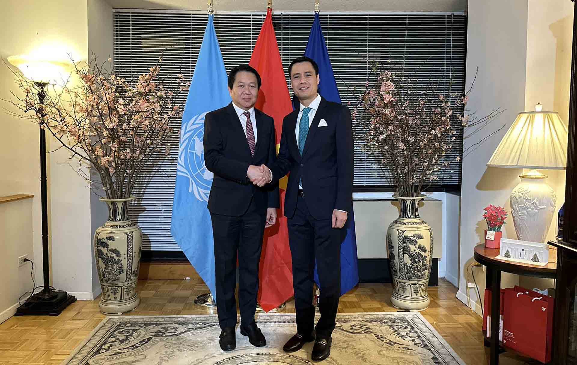 Đại sứ Đặng Hoàng Giang và Đại sứ Lào Anouparb Vongnorkeo. Đại sứ Đặng Hoàng Giang và Đại sứ Lào Anouparb Vongnorkeo.