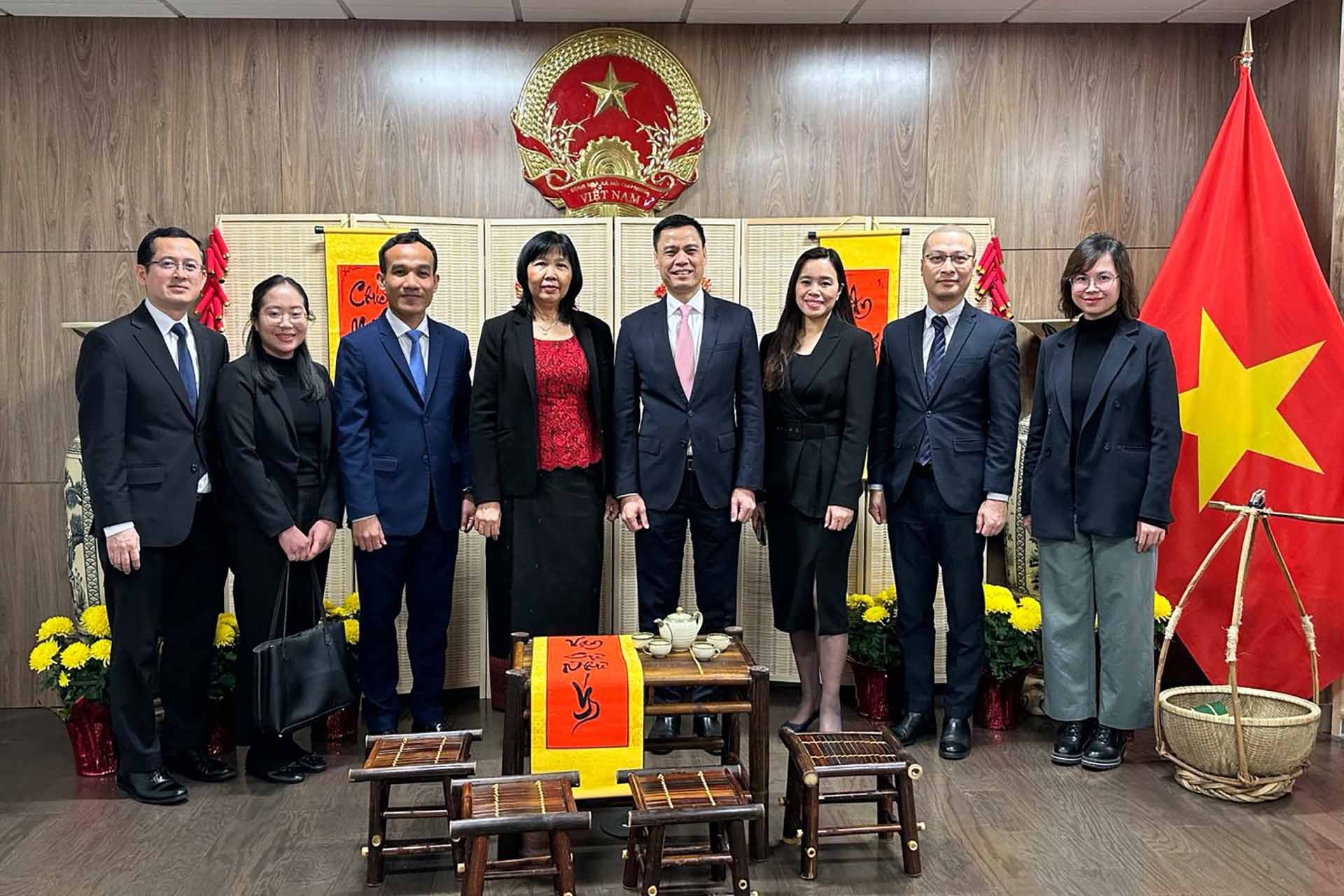 Đại sứ Đặng Hoàng Giang và Đại sứ Campuchia Sophea Eat cùng các cán bộ chủ chốt của hai Phái đoàn. Đại sứ Đặng Hoàng Giang và Đại sứ Campuchia Sophea Eat cùng các cán bộ chủ chốt của hai Phái đoàn.