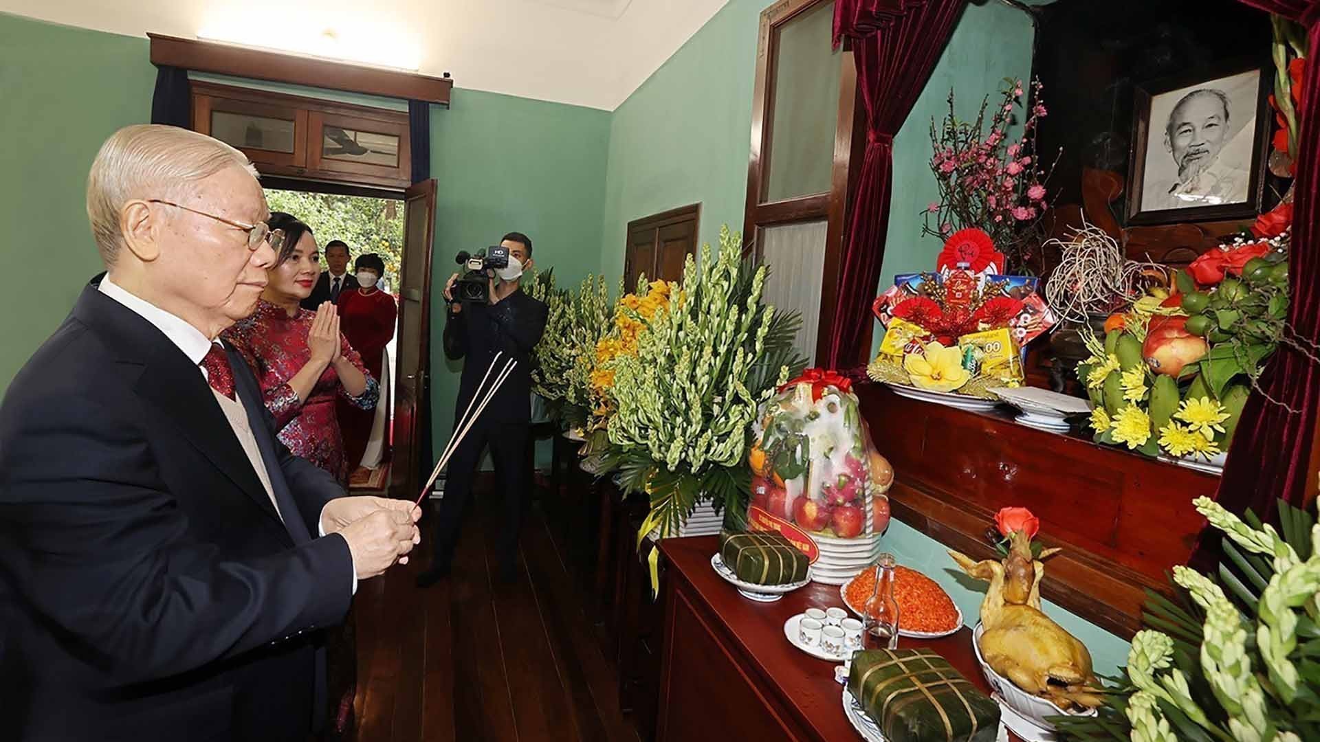 Tổng Bí thư Nguyễn Phú Trọng dâng hương tưởng niệm Chủ tịch Hồ Chí Minh nhân dịp Tết Giáp Thìn 2024