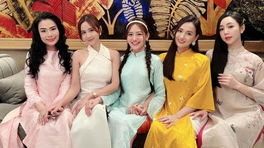 Quỳnh kool, Lý Nhã Kỳ cùng dàn sao Việt đăng ảnh rộn ràng đón Tết