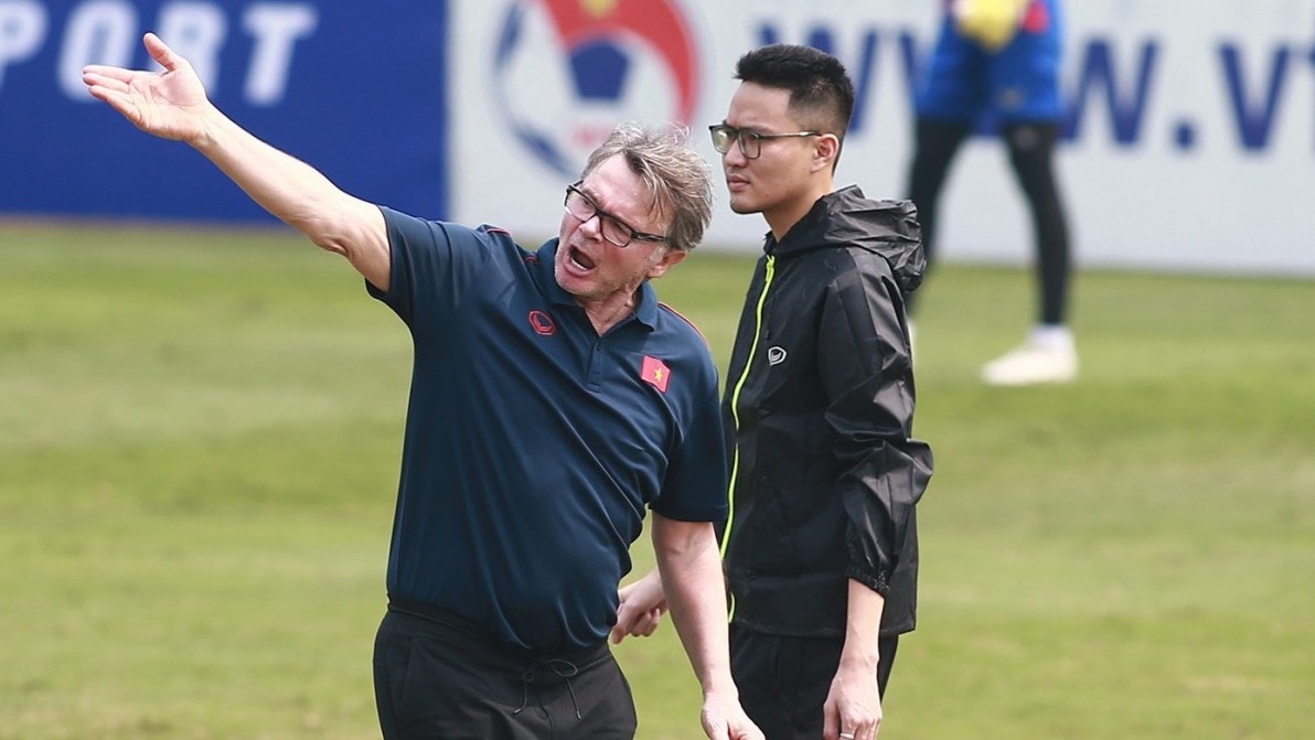 HLV Troussier tổng kết gì trong năm qua?