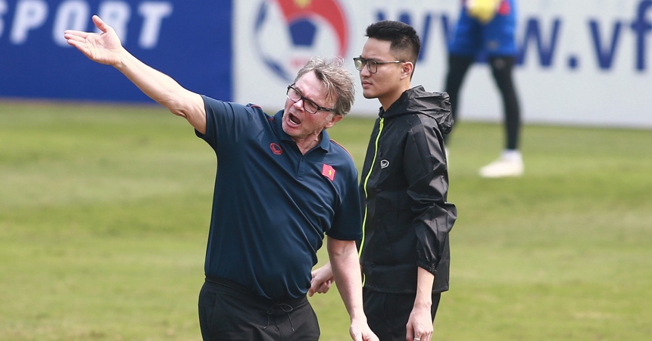 HLV Troussier tổng kết gì trong năm qua?