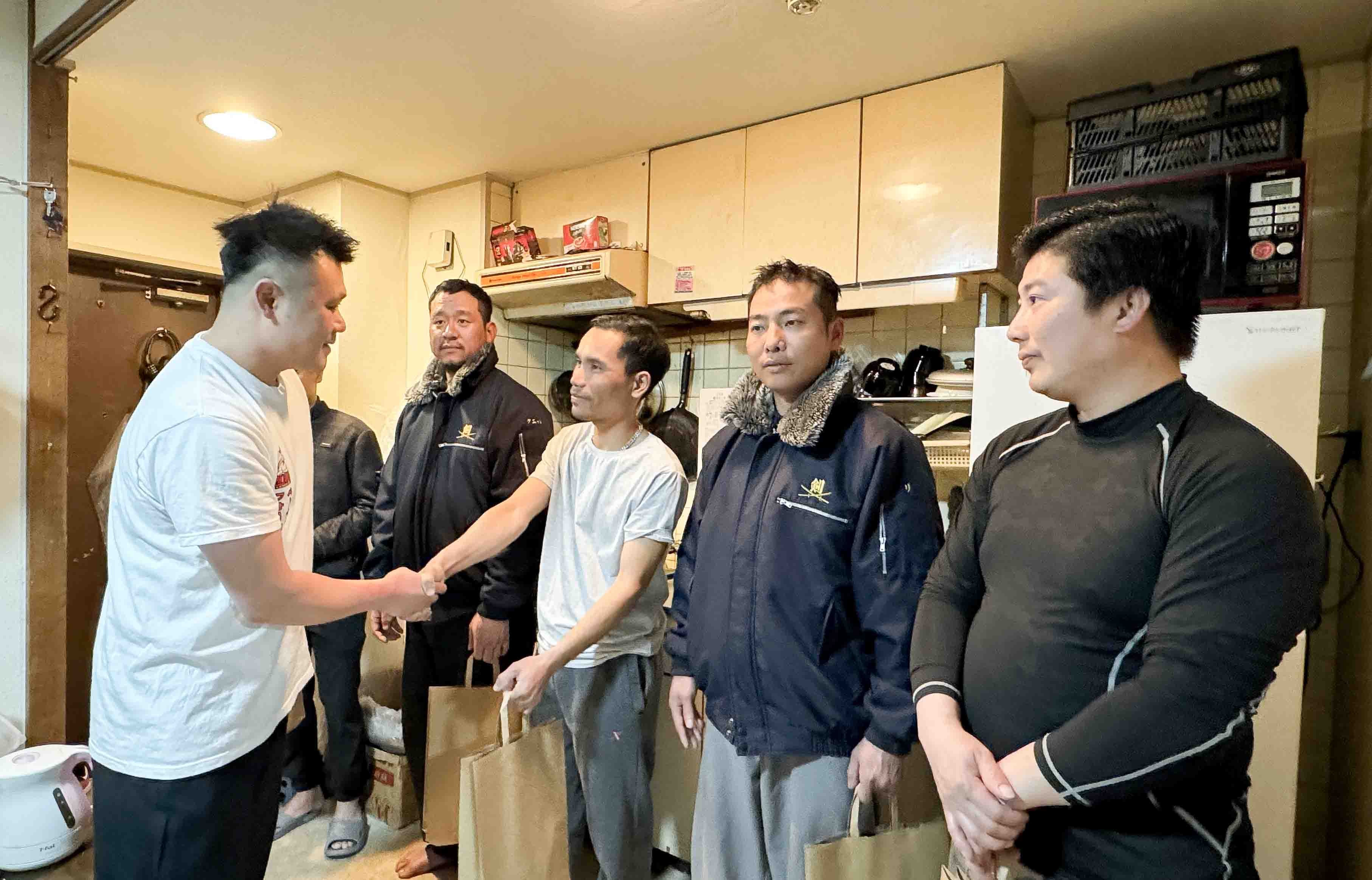 Anh Đặng Huy Quyết, chủ cửa hàng Phở Quyết, trao các phần quà Tết cho lao động Việt Nam tại Nhật. (Nguồn: TTXVN) Anh Đặng Huy Quyết, chủ cửa hàng Phở Quyết, trao các phần quà Tết cho lao động Việt Nam tại Nhật. (Nguồn: TTXVN)