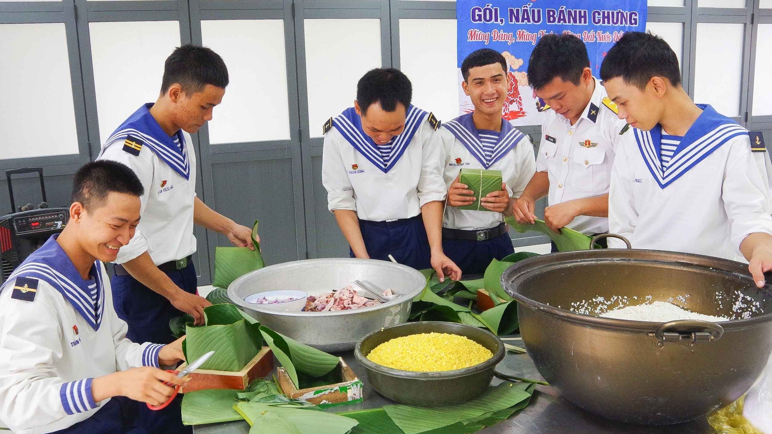 Lực lượng hải quân thi tài gói bánh chưng, trang trí đơn vị đón Tết